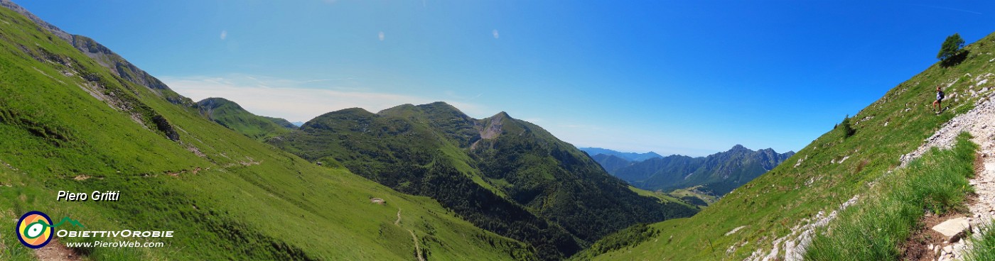 34 Sentiero da Baita Zuccone a Capanna 2000 con vista in Cime Foppazzi- Grem e Alben.jpg